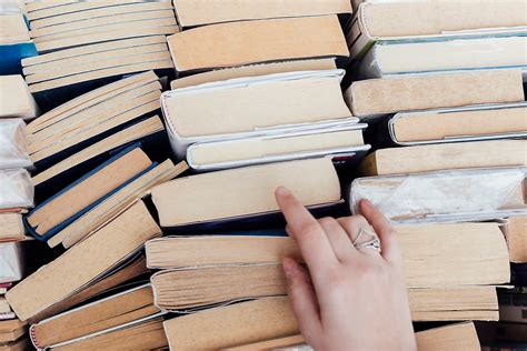 are paperback books recyclable? exploring the environmental impact and practicalities of paperbacks